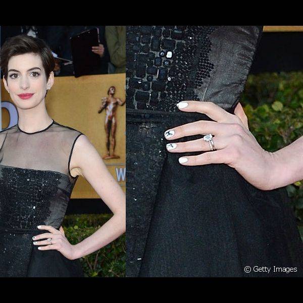 Anne Hathaway compareceu ao Screen Actors Guild Awards 2013 com pequenas borboletas desenhadas em preto sobre seu esmalte branco.